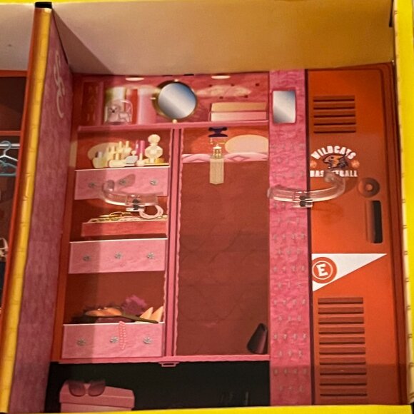 High School Musical East High Yearbook Playset Case with 4 Mini Dolls - Picture 16 of 16